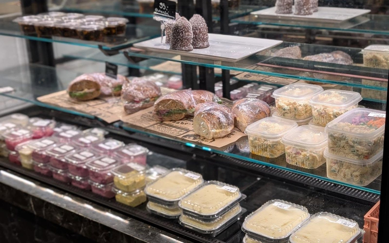 Ferskvaredisken i gårdsutsalget med smørbrød, salater og bakst