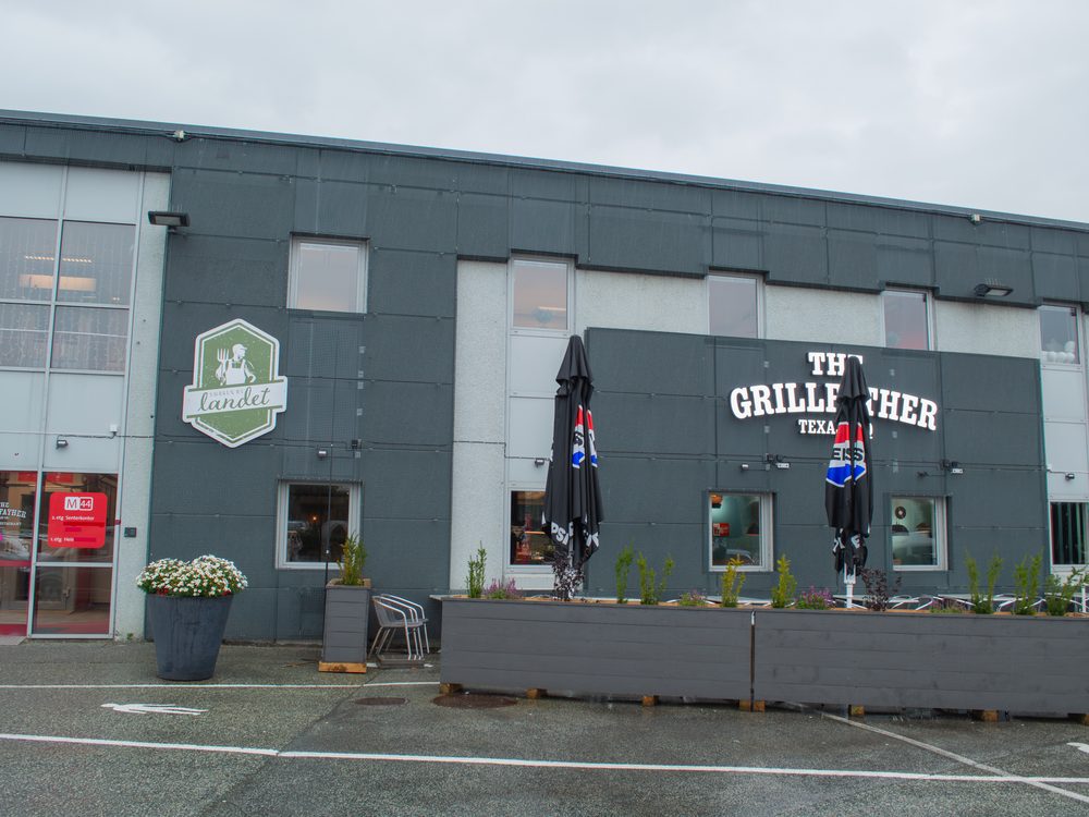 Fasaden på M44 med skiltene til Smaken av Landet og The Grillfather